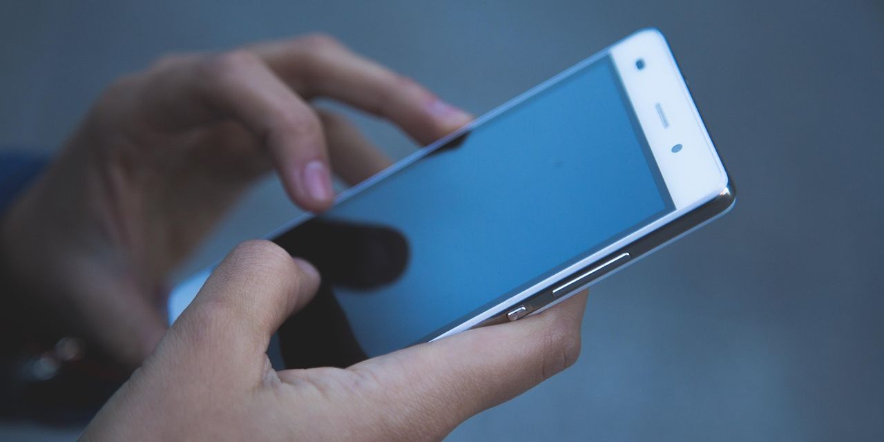 Manos sosteniendo un celular