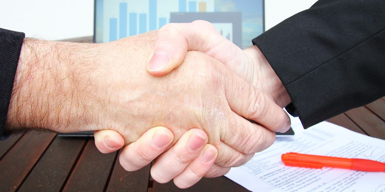 Apretón de manos sobre un contrato