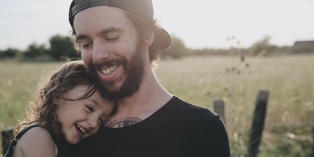 Padre abrazando a su hija