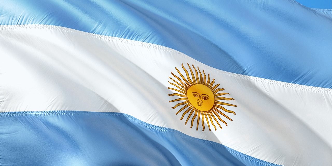 Bandera argentina flameando
