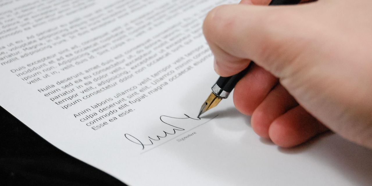 Persona firmando un documento