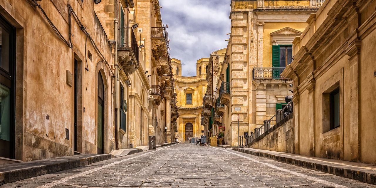 Calle antigua con edificios históricos