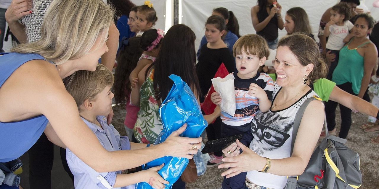 Voluntarias ayudando a niños
